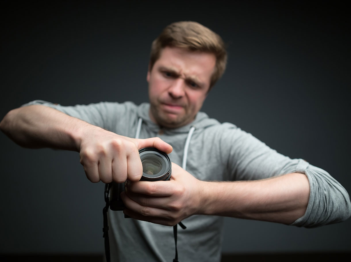 Hånd som setter på filterglass på objektiv